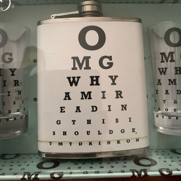 NWOT Wink Hip Flask and Shot Glass Set - Picture 2 of 3